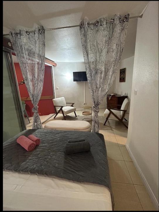 Studio Sainte Anne 2Mn A Pieds De La Plage ,Possibilite Location De Voiture Bagian luar foto